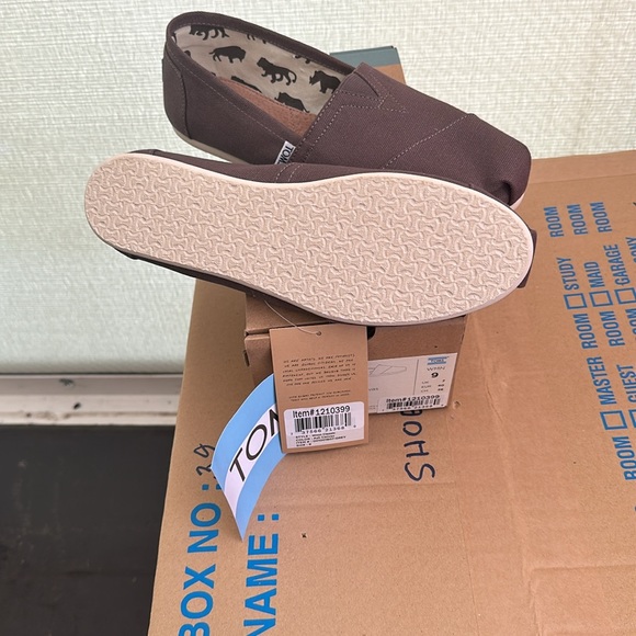 Brand new with tags Classic Toms Canvas in Ash Size Women’s 9 - Picture 2 of 4
